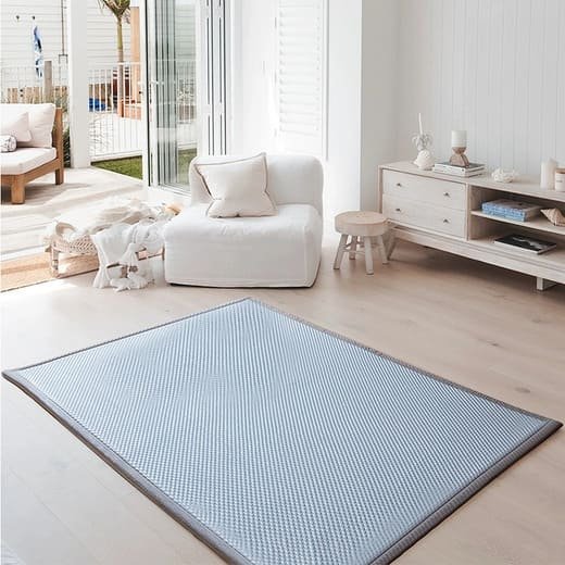 Tapete Tatami Cooling Mat com tecnologia 3D Ice Bean e 3cm de espessura. Desenvolvido com superfície de resfriamento ativo e núcleo de espuma de alta densidade, é impermeável, dobrável e de fácil higienização. Ideal para dormitórios, descanso de bebês e conforto térmico extremo. Cor: Azul Glacial.