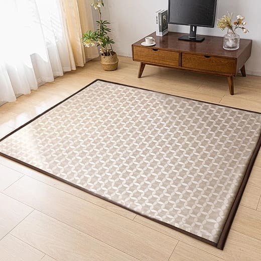 Tapete Tatami Gold em seda gelada (Cool Silk) com núcleo de espuma de alta densidade e estrutura dobrável. Superfície com tecnologia de resfriamento ativo, toque acetinado e base antiderrapante, ideal para dormitórios e salas de estar. Cor: Dourado Soft.