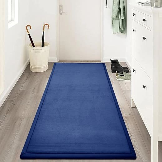Tapete passadeira, Soft Touch, com núcleo de espuma viscoelástica espessa e tecnologia de absorção de impacto. Possui superfície ultra macia, base antiderrapante e design longo e estreito, ideal para corredores. Cor: Azul Marinho