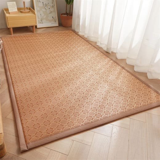 Tapete Tatami em Rattan trançado com padrão geométrico e núcleo de espuma respirável. Possui base antiderrapante, acabamento lateral reforçado e estrutura dobrável. Ideal para conforto térmico no verão e áreas de lazer. Cor: Âmbar Suave.