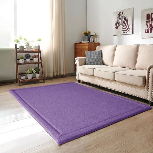 Tapete Tatami Cooling em espuma viscoelástica ultra macia com acabamento em aspecto de linho e tecnologia impermeável. Superfície resistente a manchas, dobrável e de fácil higienização, projetado especialmente para áreas de lazer infantil. Cor: Púrpura Real.