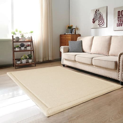 Tapete Tatami Functional Cooling com preenchimento acolchoado e tecnologia de resfriamento para o verão. Superfície de toque suave, estrutura dobrável e base antiderrapante, ideal para decoração clean de salas e quartos. Cor: Creme.