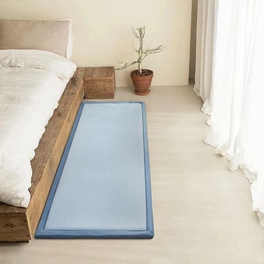 Tapete passadeira, núcleo de espuma ultra macia para resfriamento térmico. Possui base antiderrapante de alta segurança e design dobrável, ideal para corredores ou áreas de transição. Cor: Azul Glacial